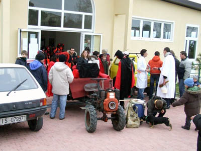 Partenza davanti al Centro Caritas