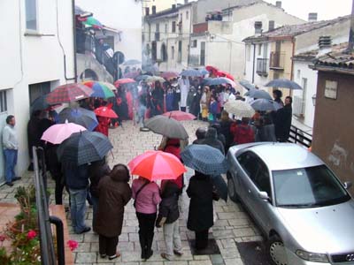 In via Orientale, sotto la pioggia