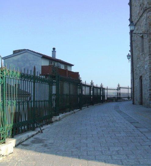 Via Marconi, gi Via del Barbacane, con ringhiera in ferro battuto di Giuseppe Iacobacci. Foto Gloria Di Gironimo