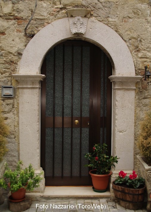 Portale ex casa Ferrara in vicoletto del Piano