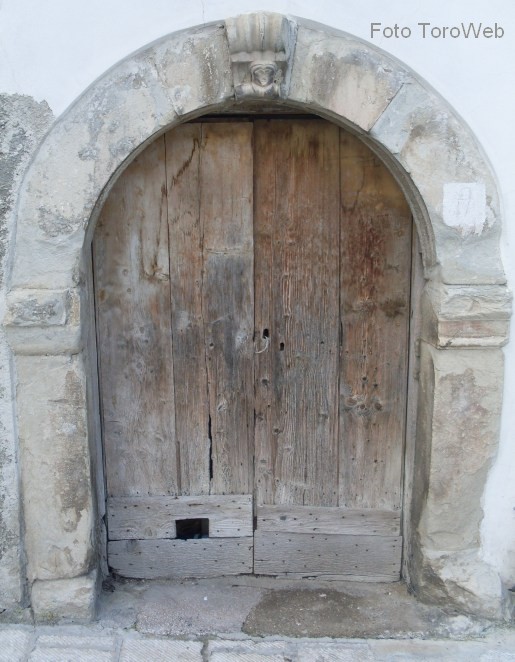 Portale Legnaia della casa Canonica in via Marconi